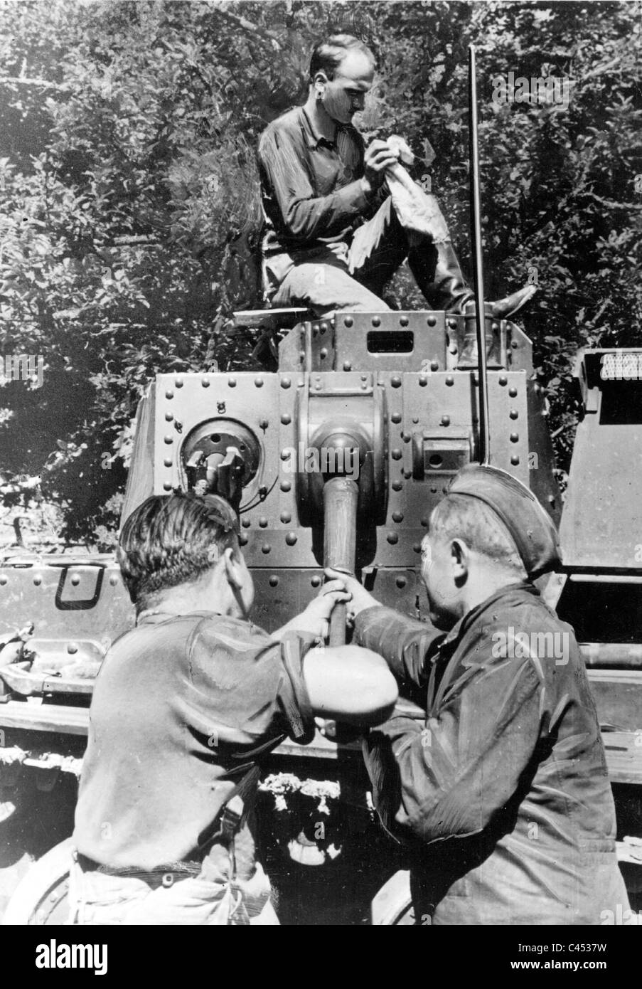 German tank crew nettoyage du pistolet, 1940 Banque D'Images