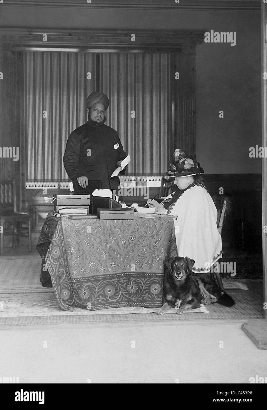 La reine Victoria d'Angleterre avec un serviteur indien, 1880 Banque D'Images