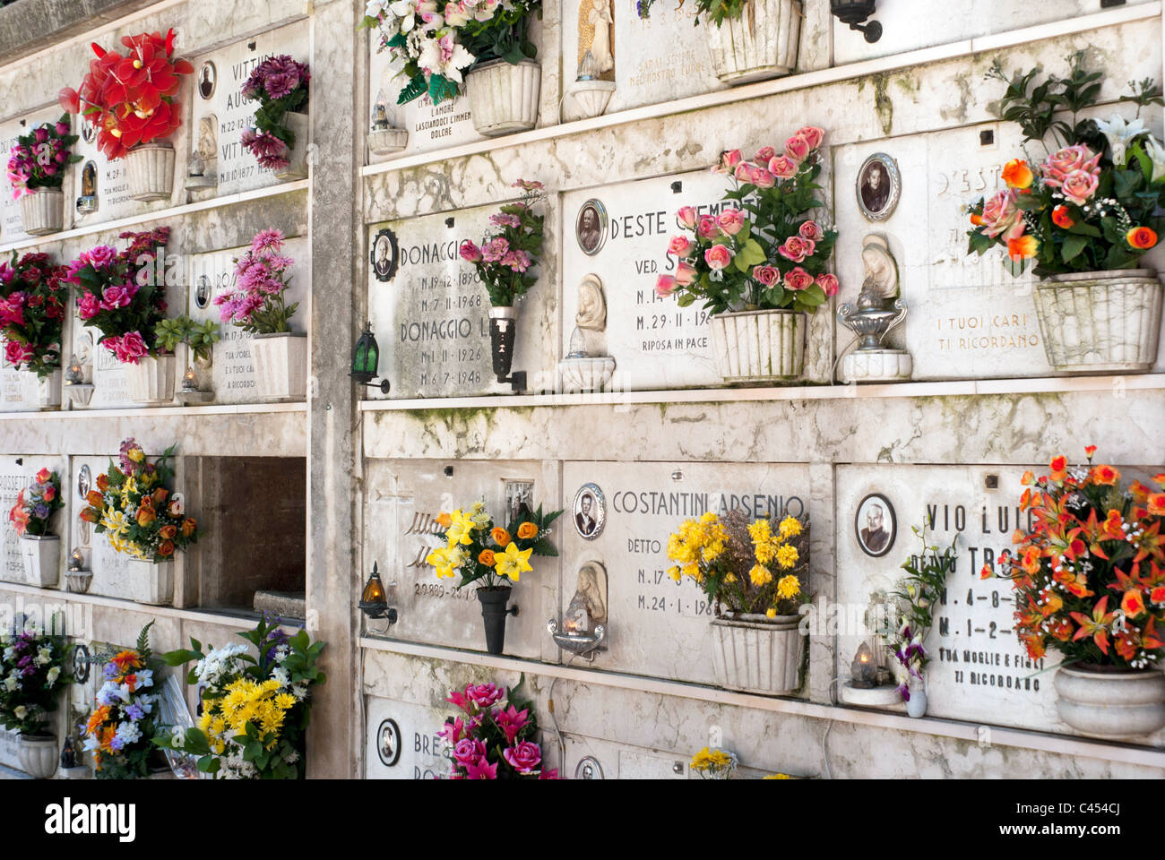 Sur un mur du cimetière, Mazzorbo, une île de la lagune de Venise Banque D'Images