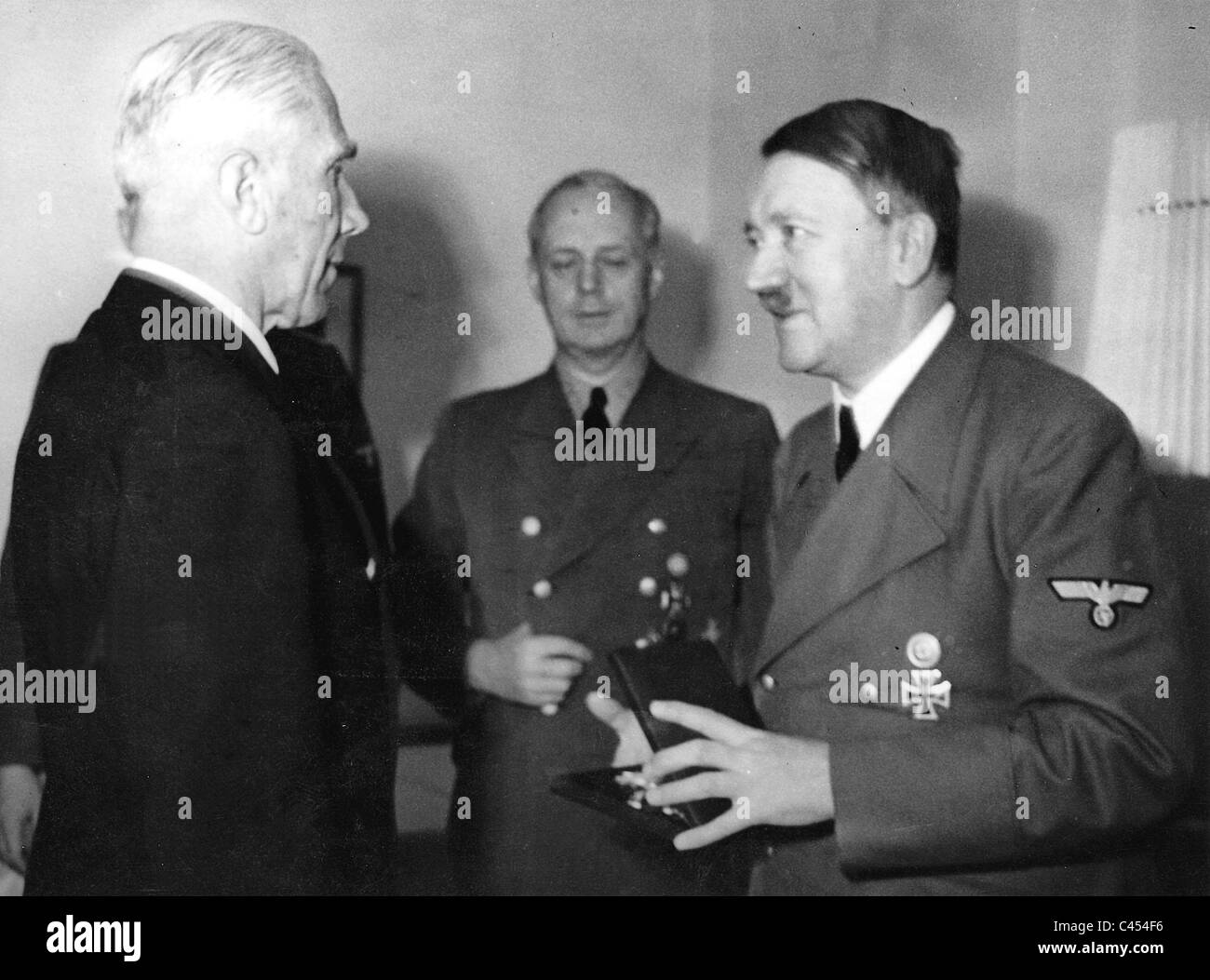Adolf Hitler donne la Croix de Chevalier de Franz von Papen, 1944 Banque D'Images