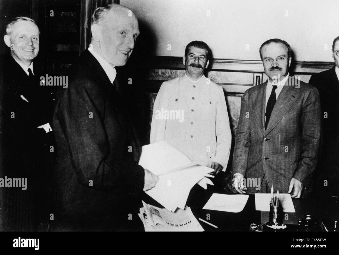 Ribbentrop, Gaus, Staline, Molotov, Hilger, lors de la signature de la pacte Hitler-Staline Banque D'Images
