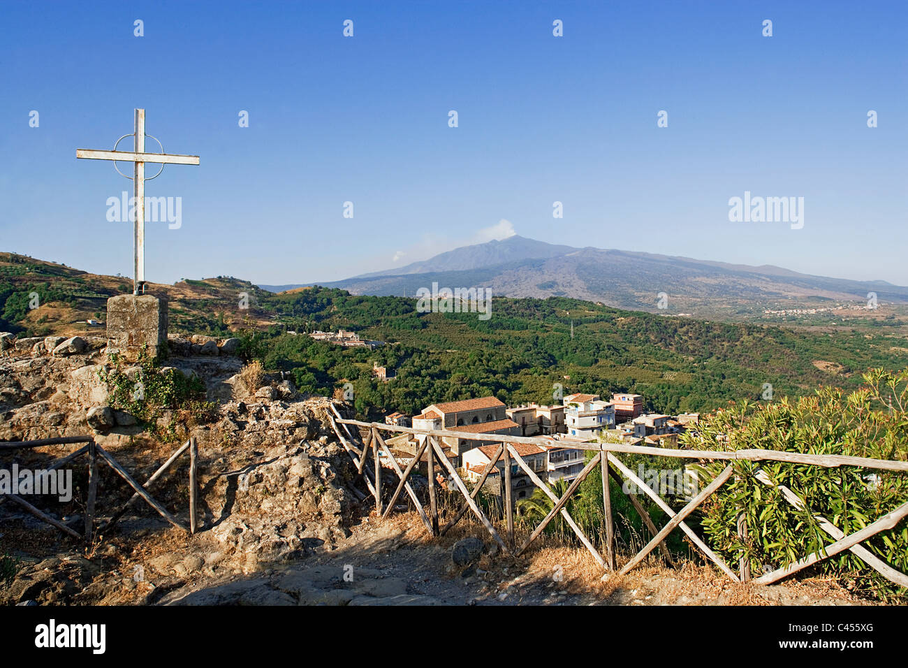 Italie, Sicile, Castiglione di Sicilia, Vue sur campagne environnante du château avec l'Etna à distance Banque D'Images