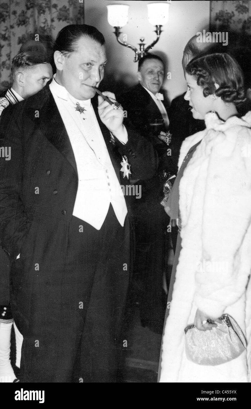 Hermann Goering avec la cantatrice Maria Cebotari lors d'une réception de l'artiste en 1937 Banque D'Images