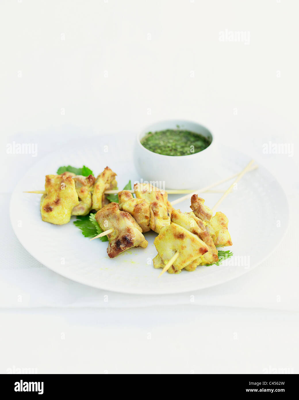 Assiette de brochettes de poulet Thaï avec trempette, close-up Banque D'Images
