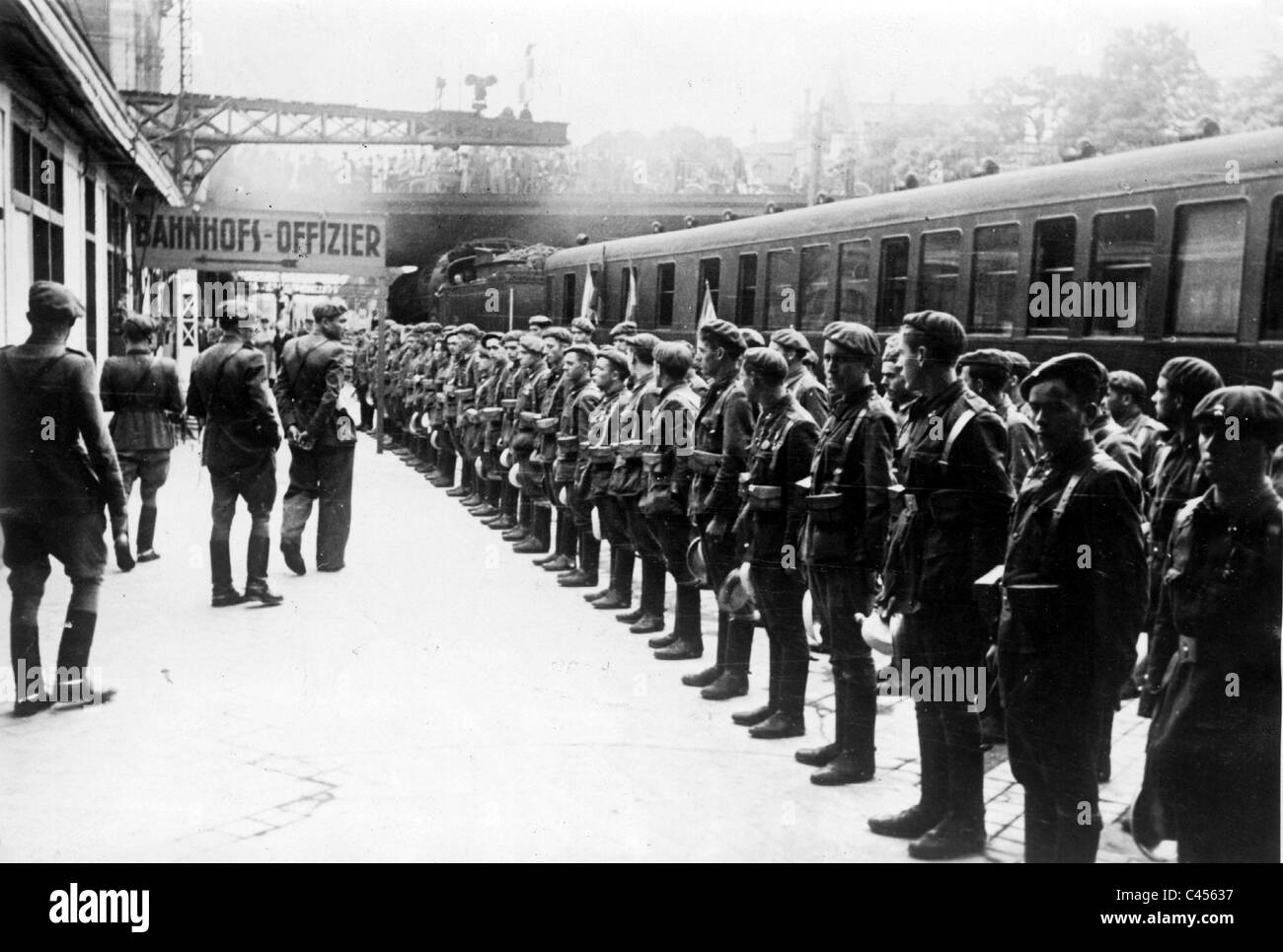 Des bénévoles de la division espagnole 'Blue' à une station de train en Allemagne, 1941 Banque D'Images