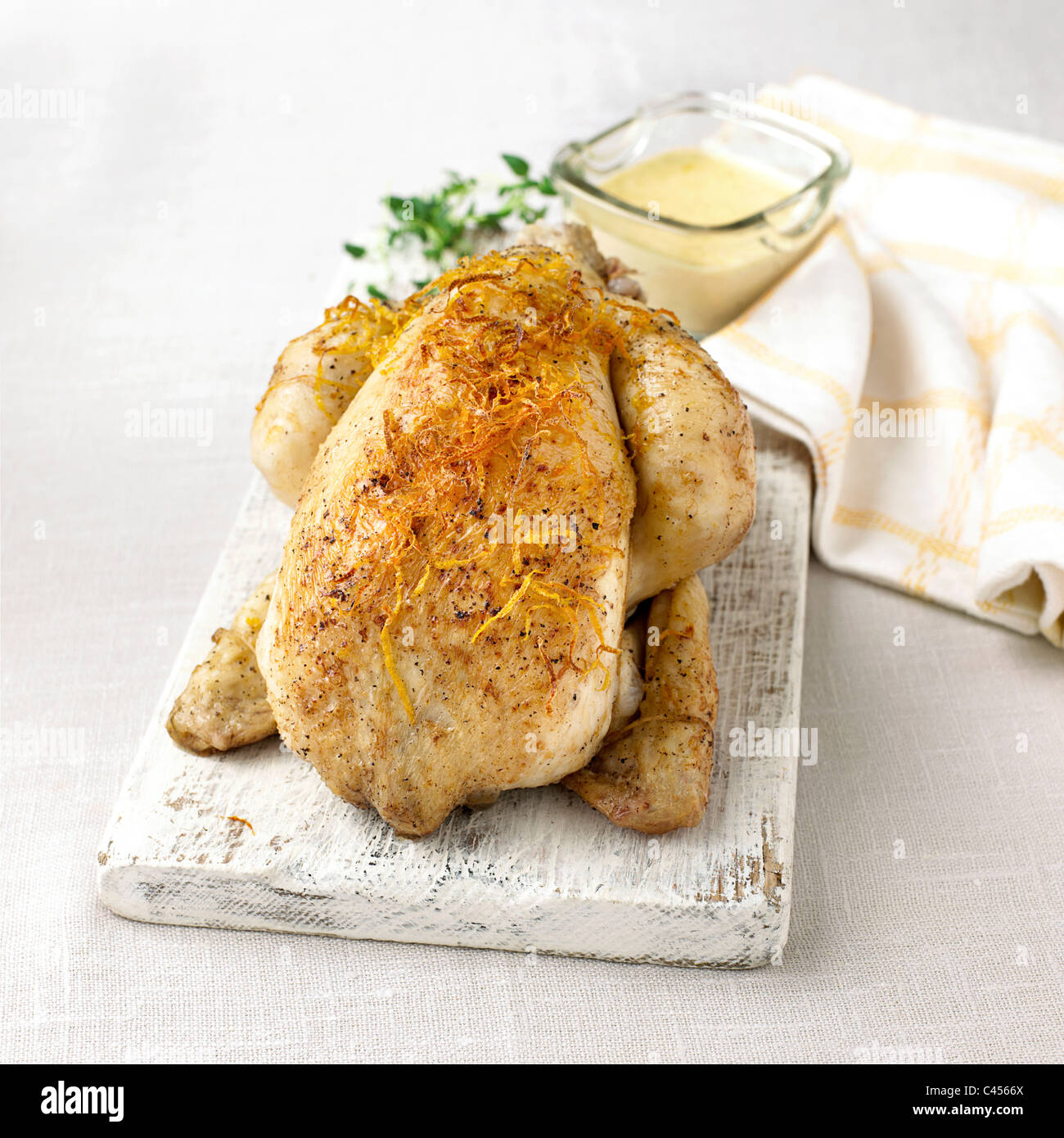 Le poulet grillé sur planche, close-up Banque D'Images