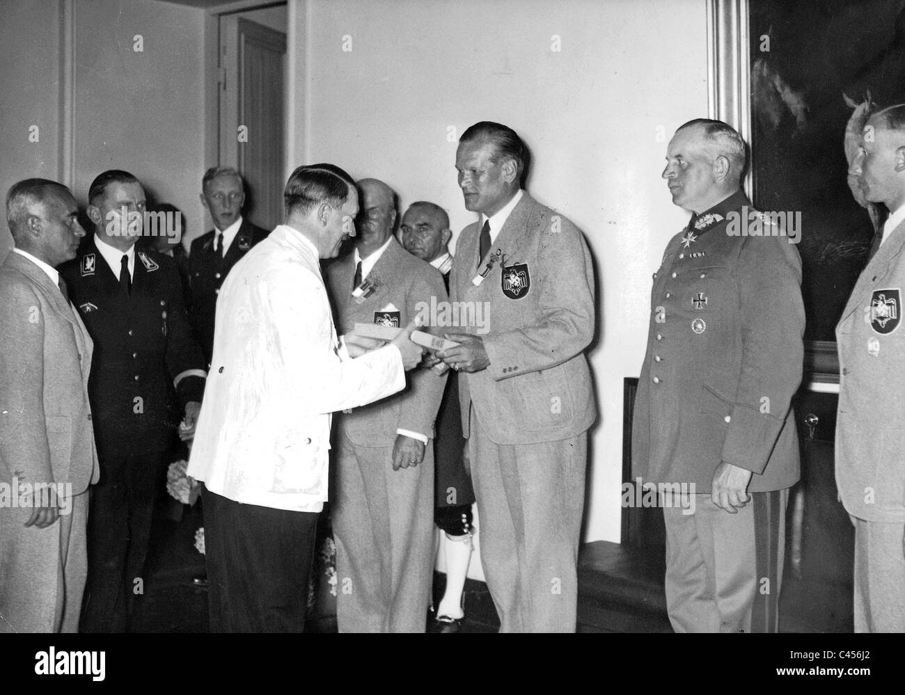 Karl Ritter von Hal Adolf Hitler a présenté un livre de la mémoire des Jeux Olympiques, 1936 Banque D'Images