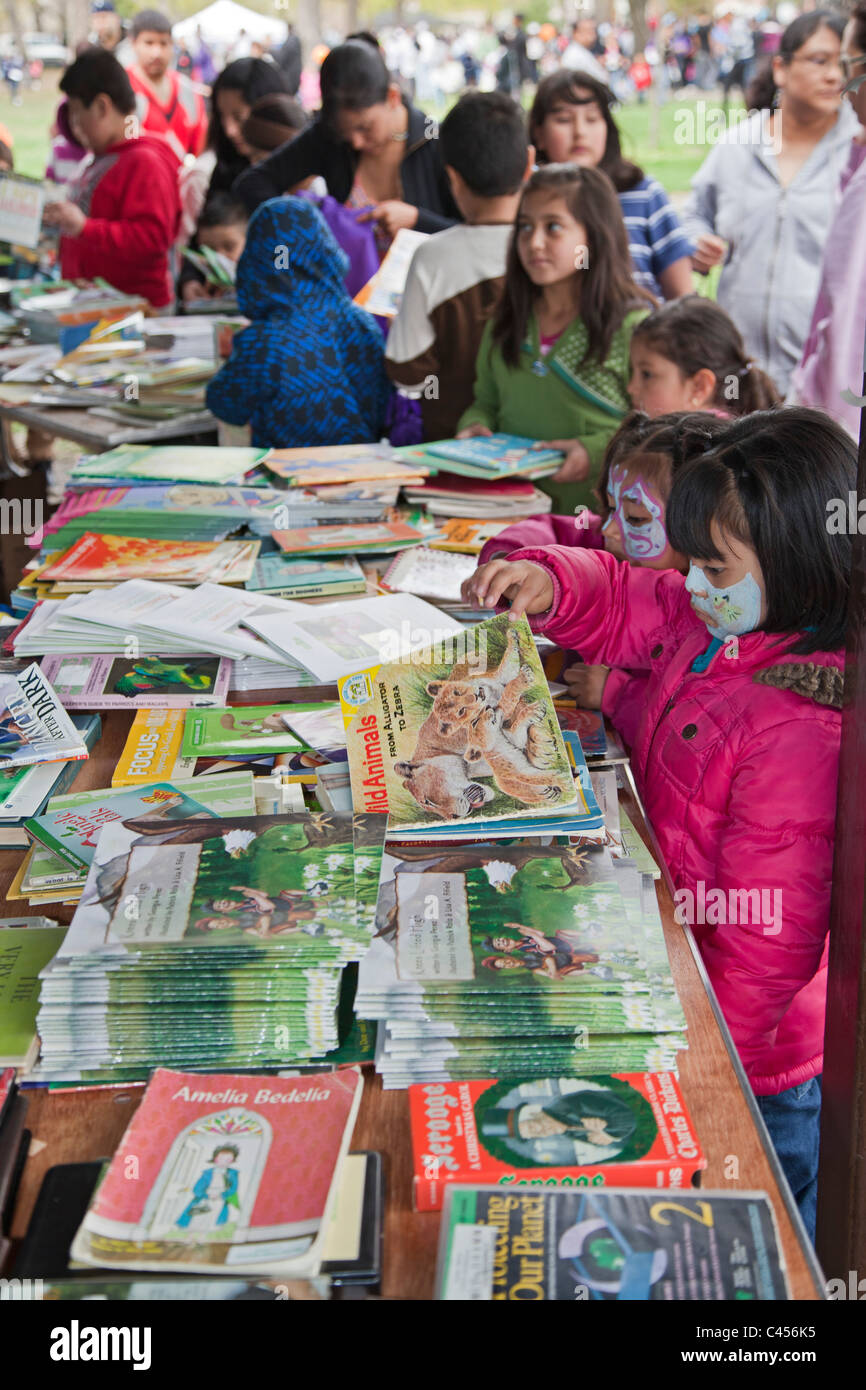 Les enfants sélectionner Livres à prendre à la maison à une enfants du Banque D'Images