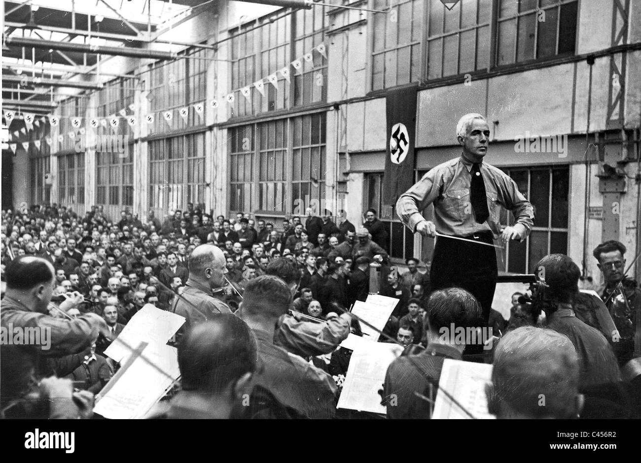 Franz Adam mène l'Orchestre symphonique du Reich Banque D'Images
