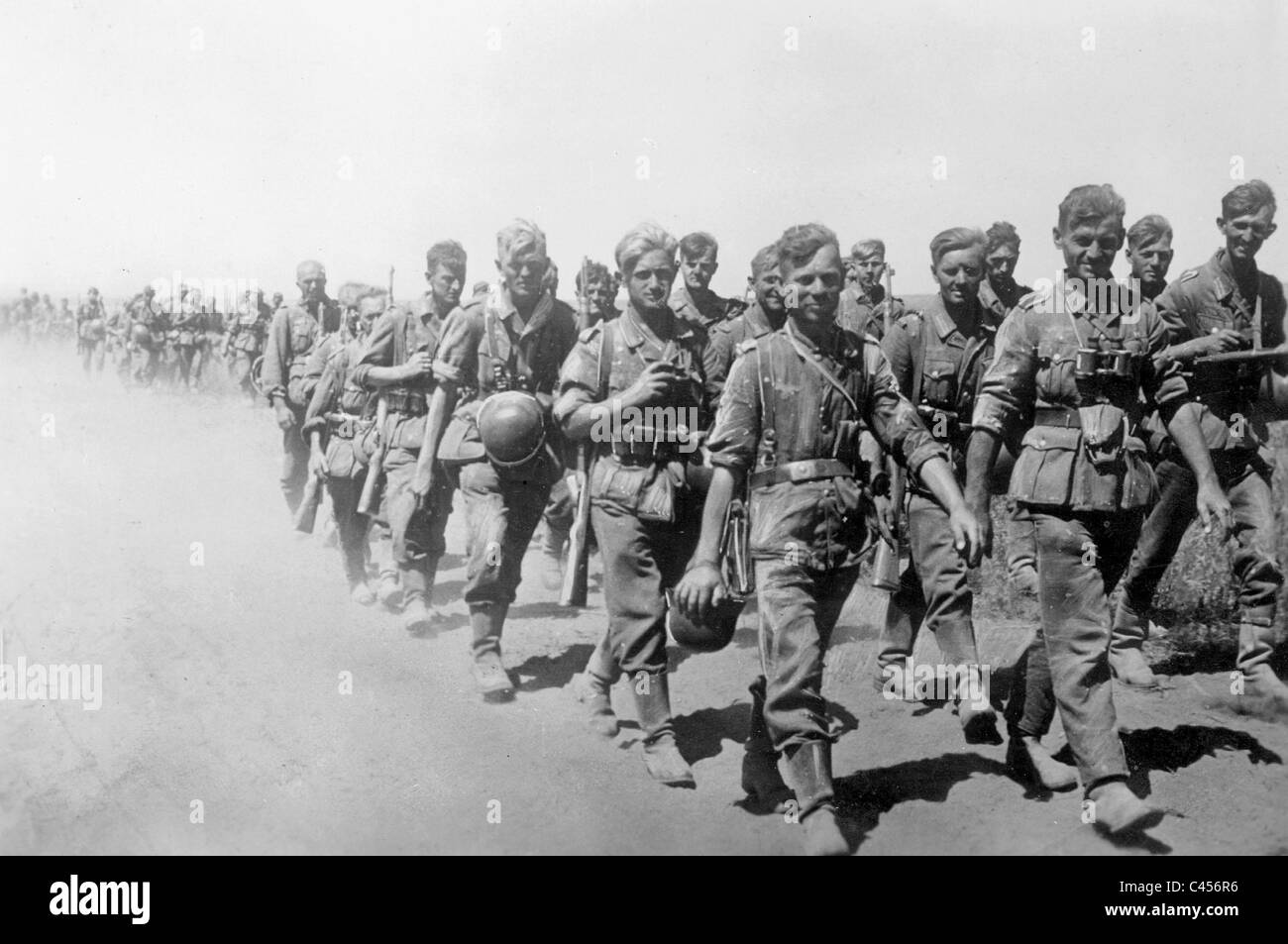 L'infanterie allemande marchant dans le sud de la Russie, 1942 Banque D'Images