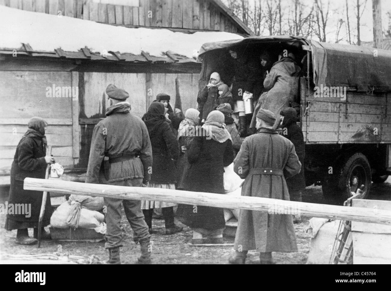 L'expulsion d'un village russe en 1943 Banque D'Images