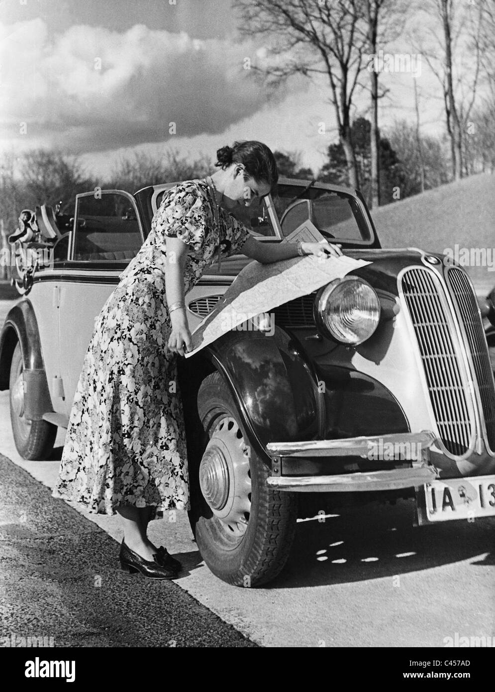 Conducteur de voiture avec une carte routière, 1938 Banque D'Images