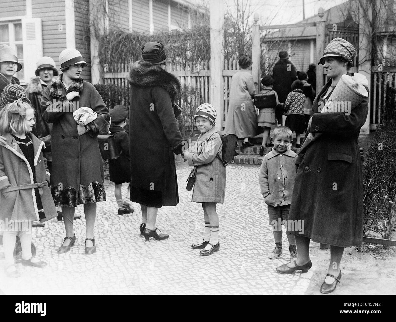 Les parents et les enfants sur la première journée d'école Banque D'Images