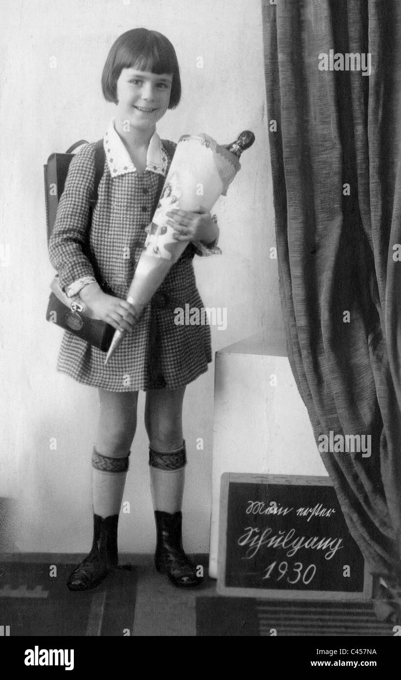Fille avec un cône de bonbons, de coutumes, la première journée d'école, 1930 Banque D'Images