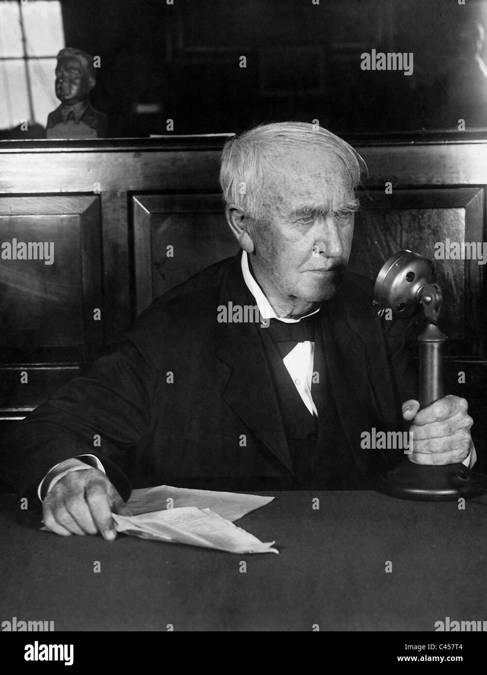 Thomas Alva Edison avec un microphone, 1930 Photo Stock Alamy