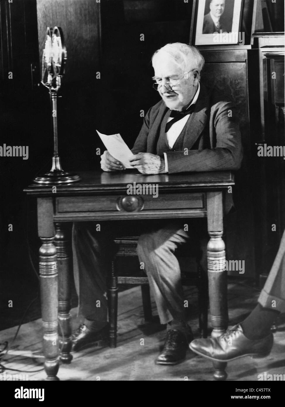 Thomas Alva Edison dans sa bibliothèque, 1928 Banque D'Images