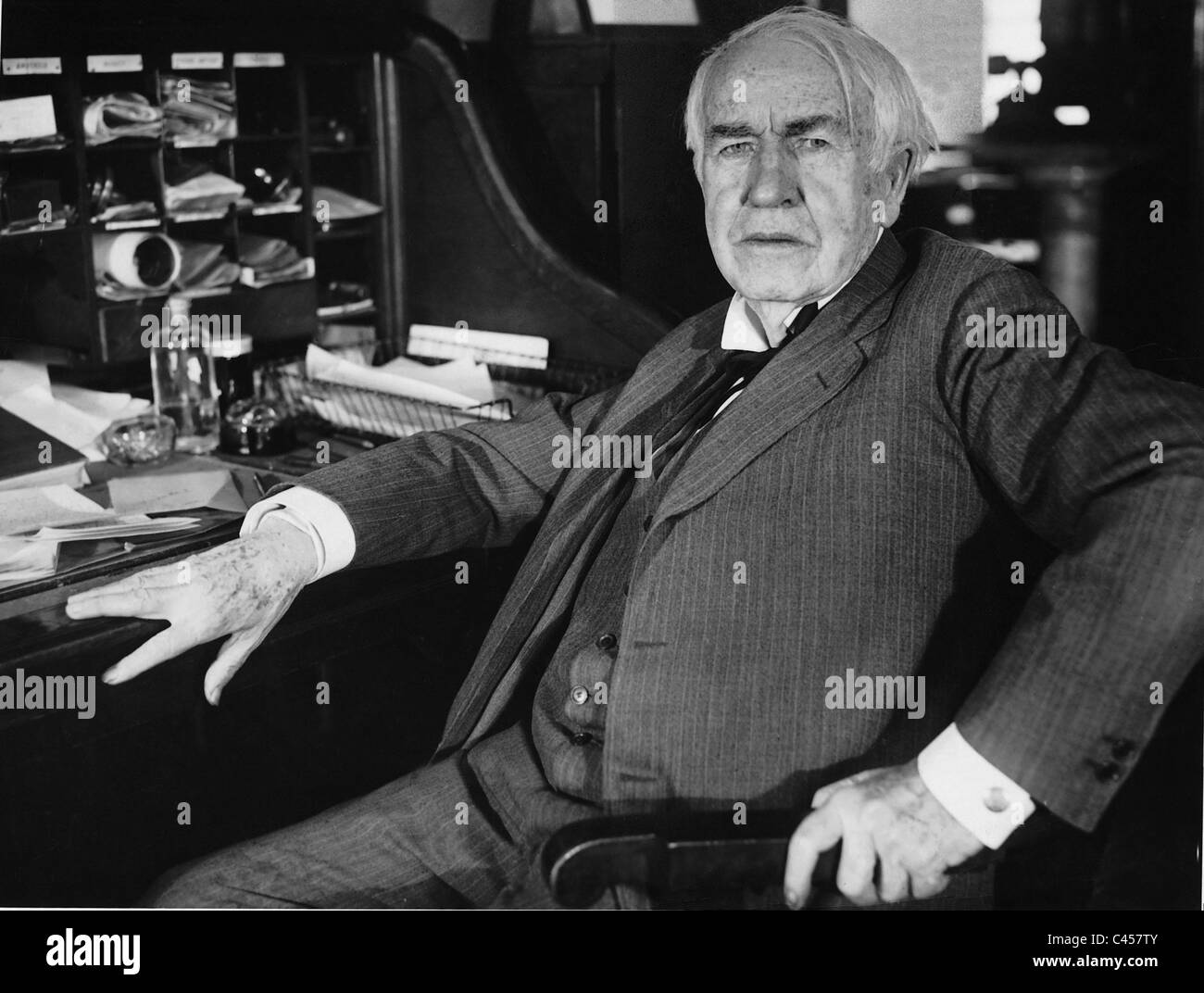 Thomas Alva Edison à son bureau. Banque D'Images