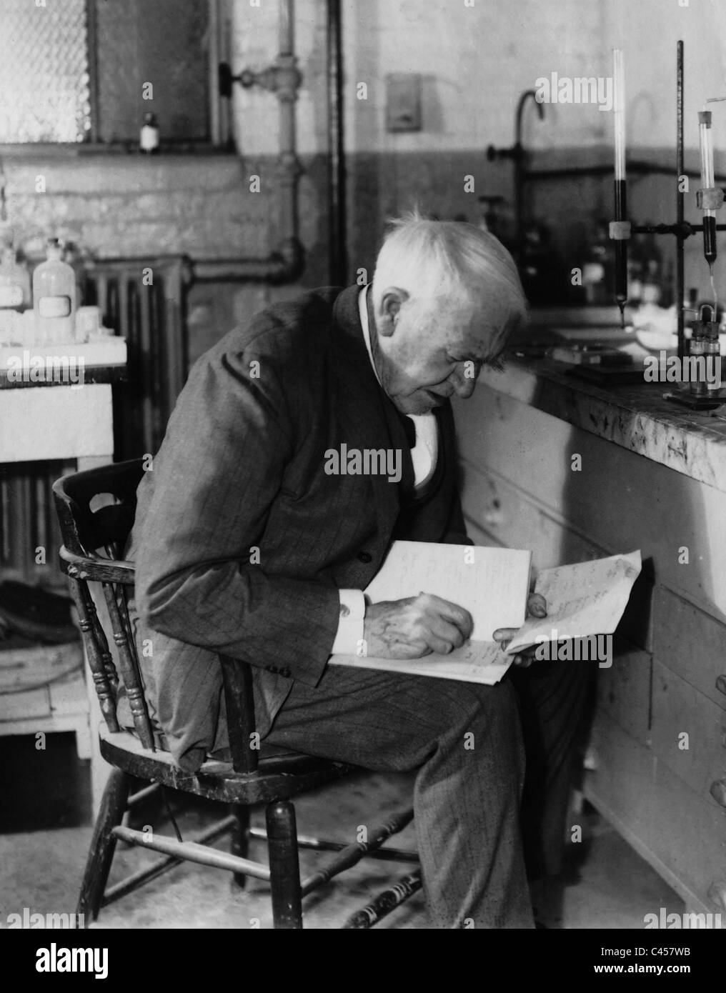 Thomas Alva Edison dans son laboratoire, 1929 Banque D'Images