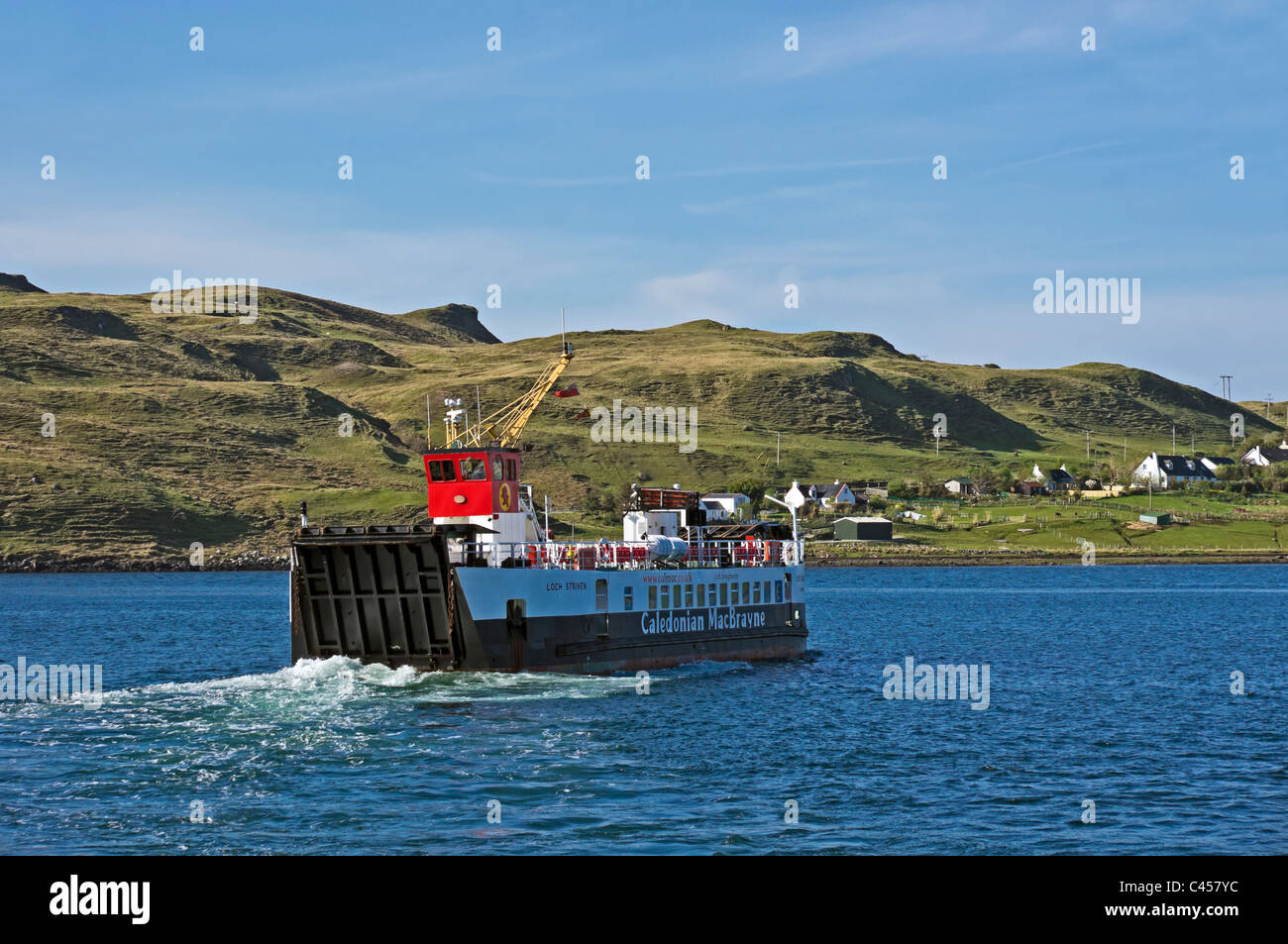 Ferry CalMac Loch efforcé écarte de Sconser en Skye Ecosse en direction de l'île de Raasay Banque D'Images