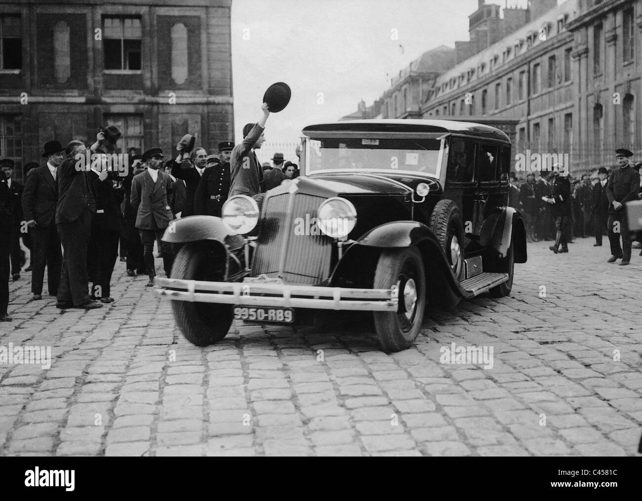 Aristide Briand quitte le quai d'Orsay dans une Renault, 1930 Banque D'Images