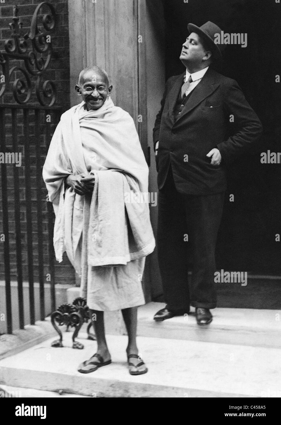 Mahatma Gandhi en face de 10 Downing Street, 1931 Banque D'Images