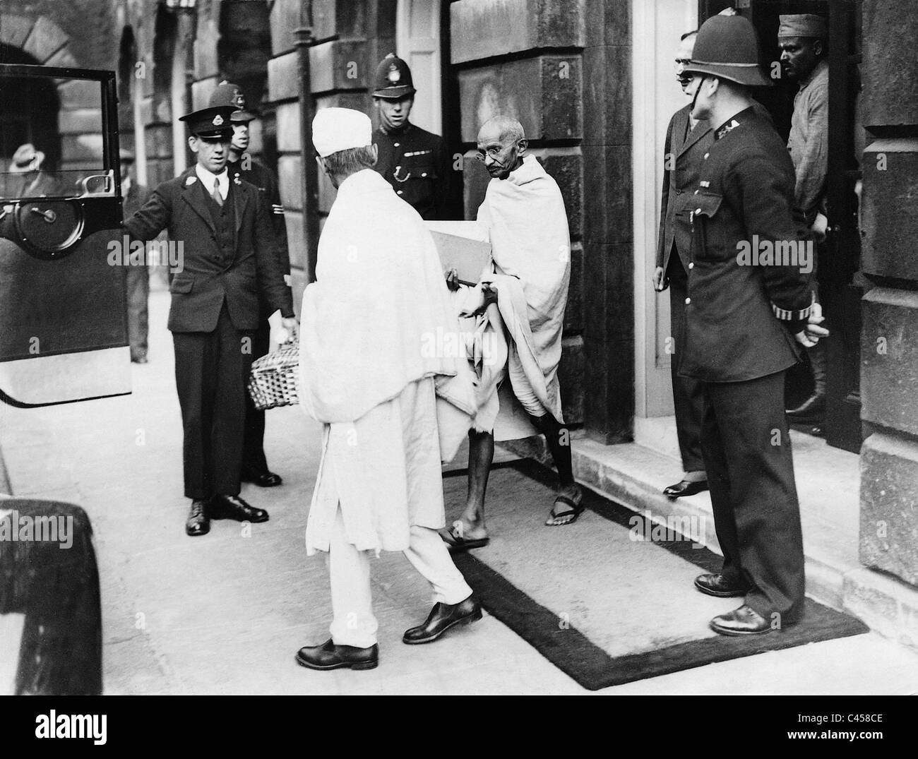 Mahatma Gandhi et Pandit Malavja quittent la Conférence de la table ronde à Londres, 1931 Banque D'Images