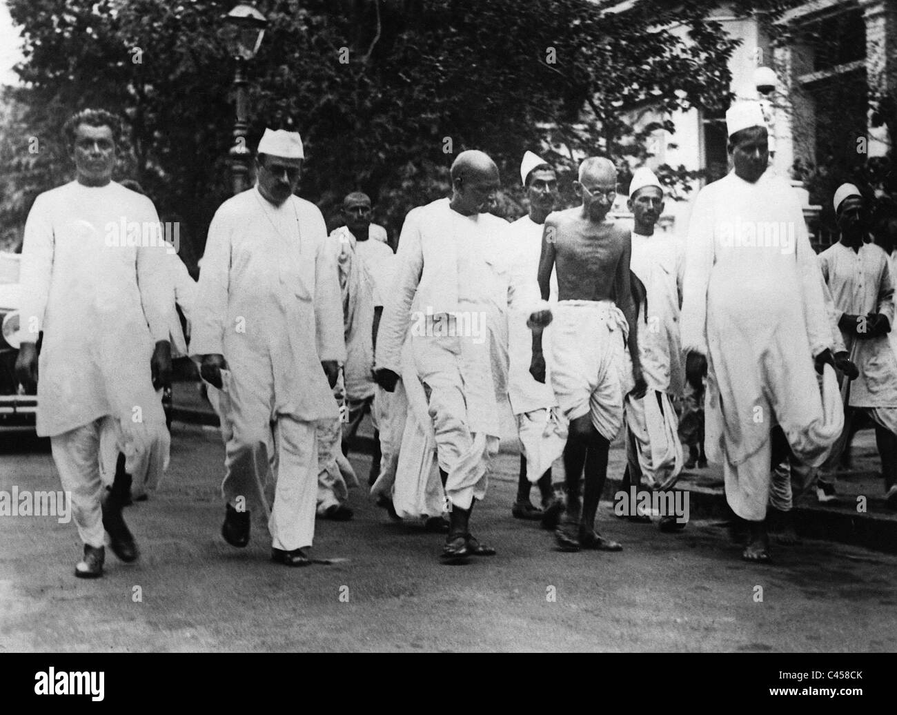 Mahatma Gandhi avec Seth Jamnalal Bajaj, Sardar Vallabhau Jairamdas Doulatram et Patel, 1931 Banque D'Images