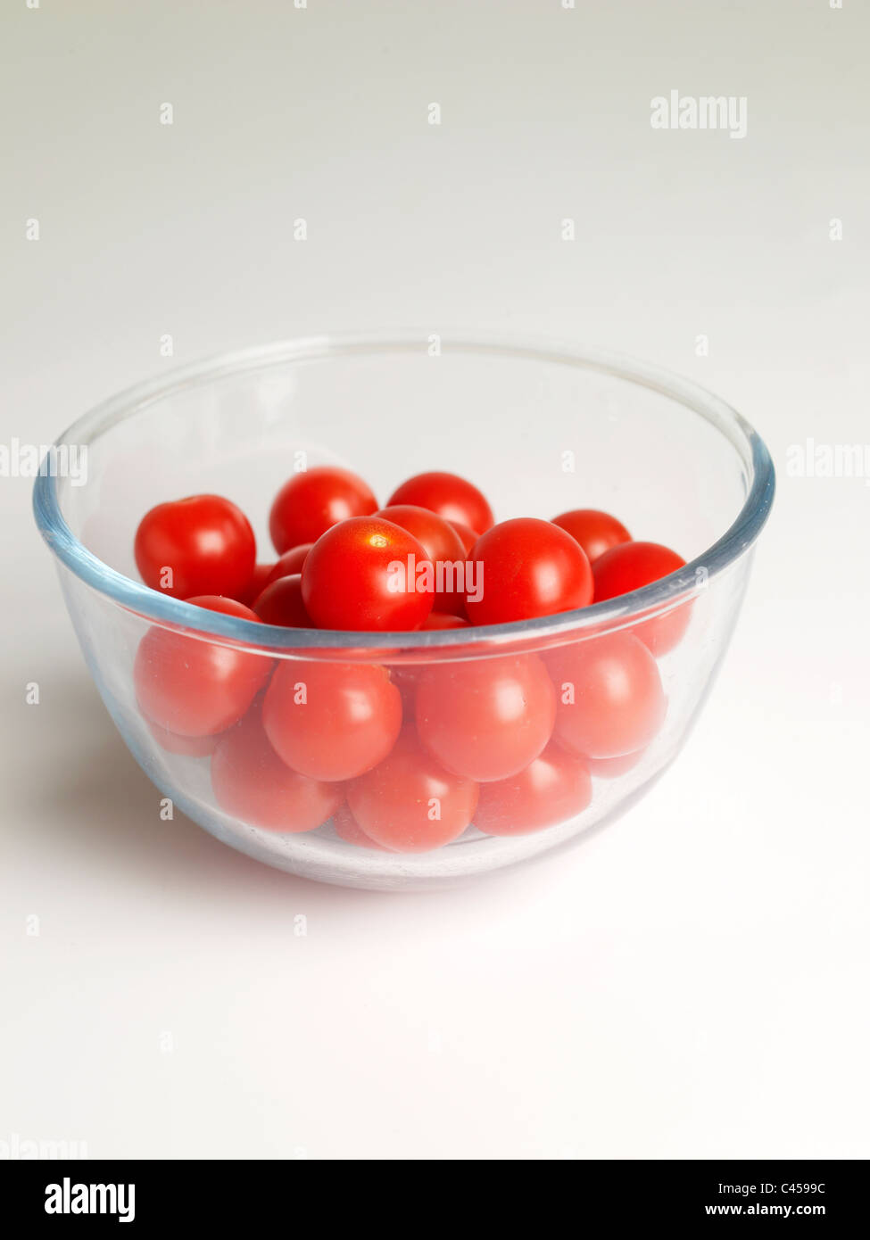 Tomates cerise dans bol en verre, close-up Banque D'Images