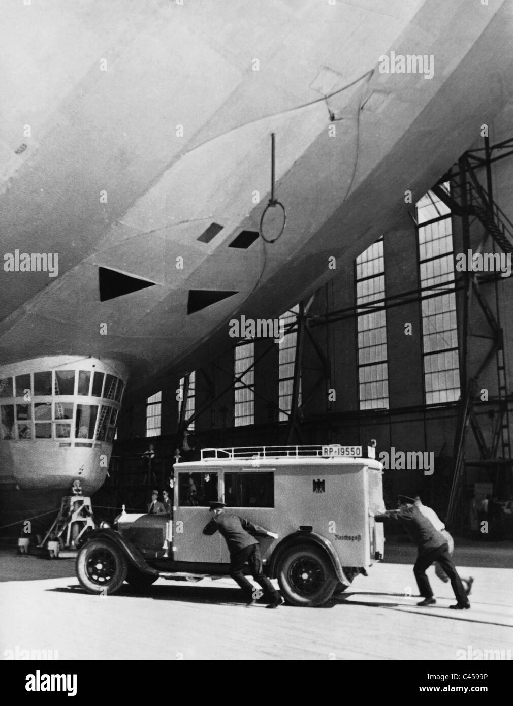 Post est portée à l'Zeppelin LZ 127, 1934 Banque D'Images