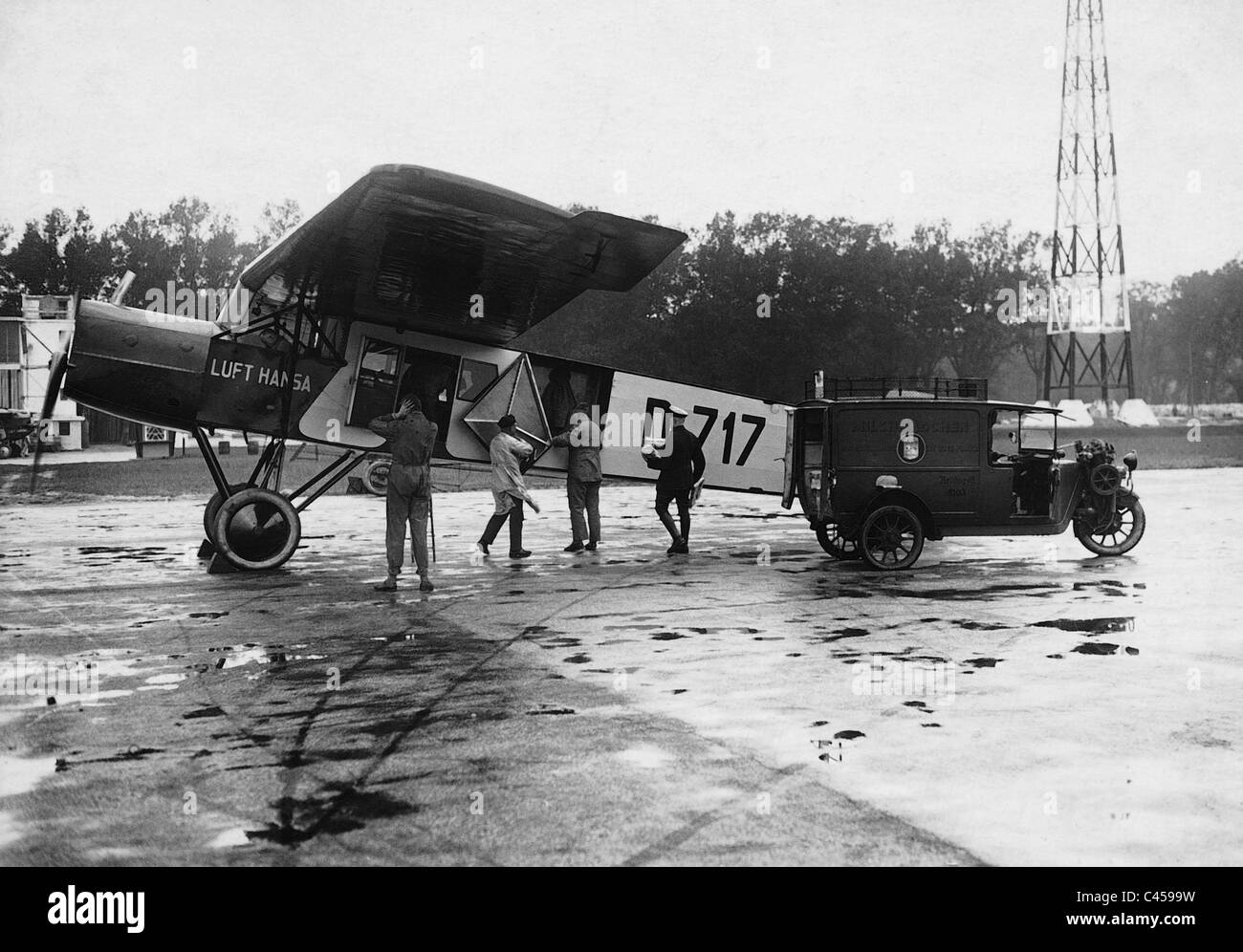 Chargement de la poste aérienne en 1926, Berlin-Tempelhof Banque D'Images