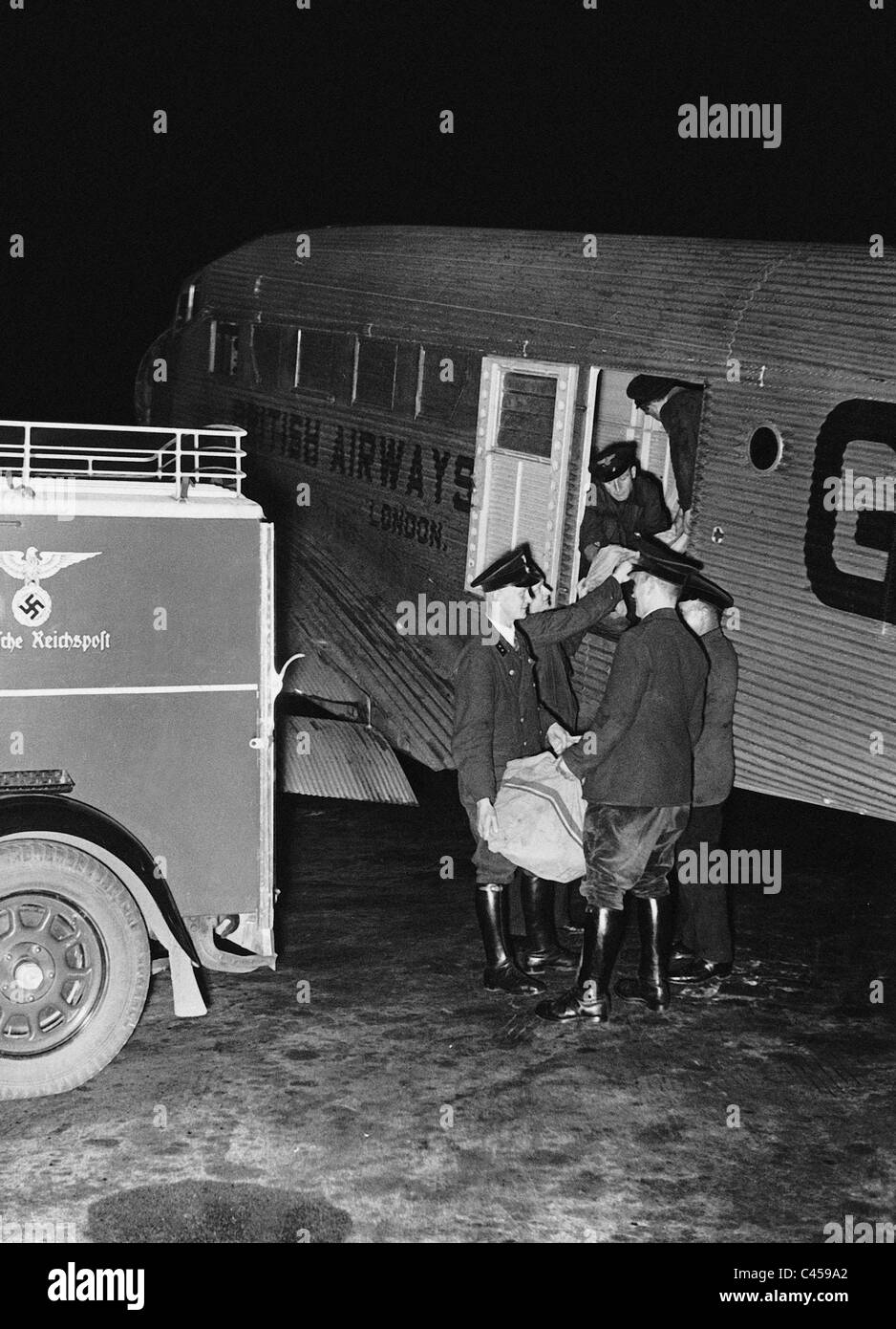 Le chargement du courrier aérien à l'Aéroport Berlin-Tempelhof, 1933 Banque D'Images