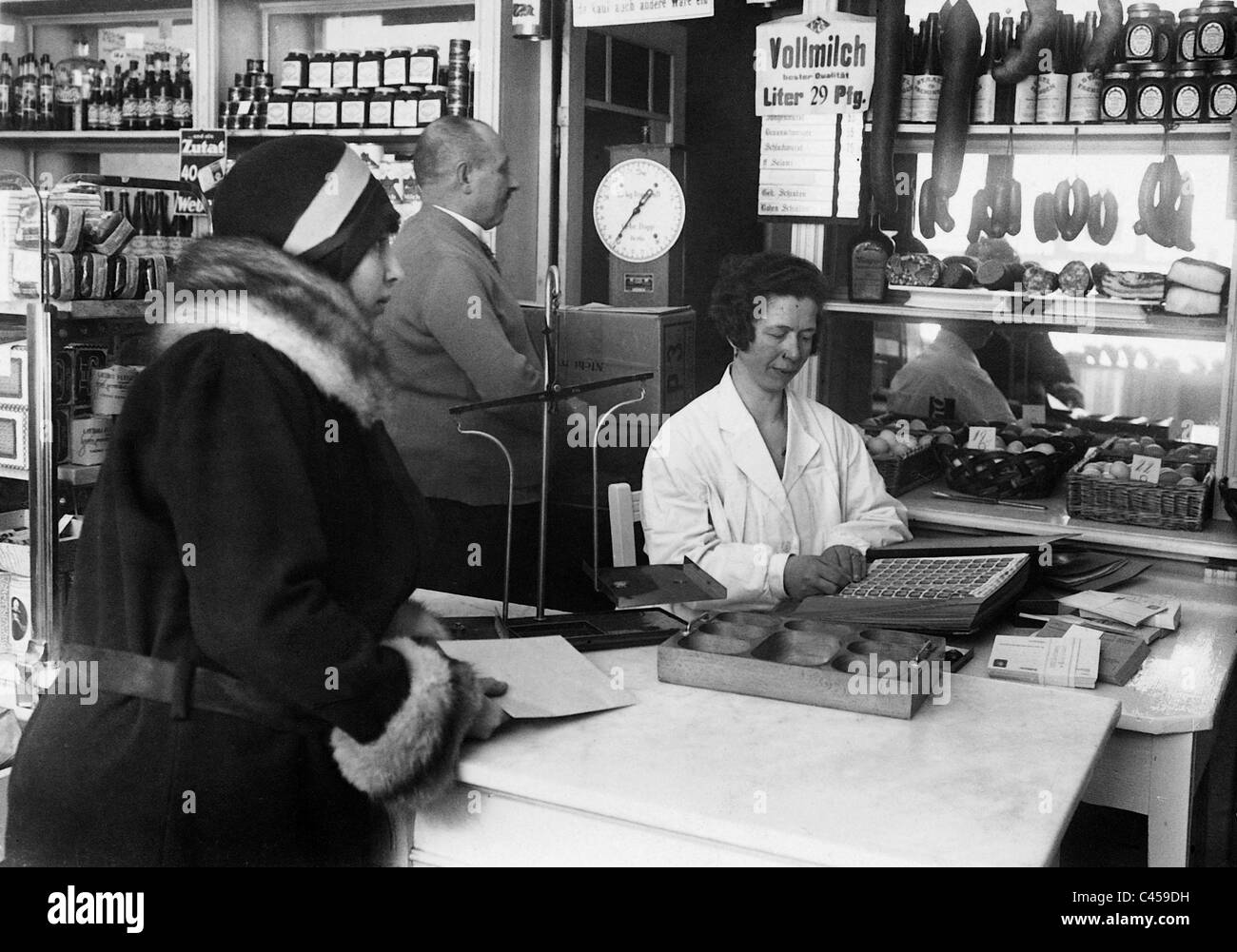 Office de poste dans un magasin colonial, 1929 Banque D'Images