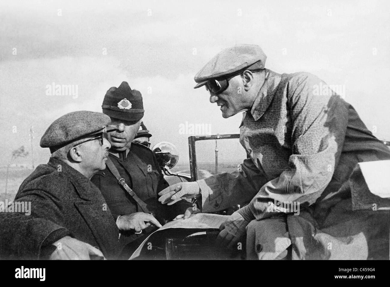 Ismet InÃ¶Fahrettine et nu, le général Mustafa Kemal Atatuerk durant des exercices en Thrace, 1937 Banque D'Images