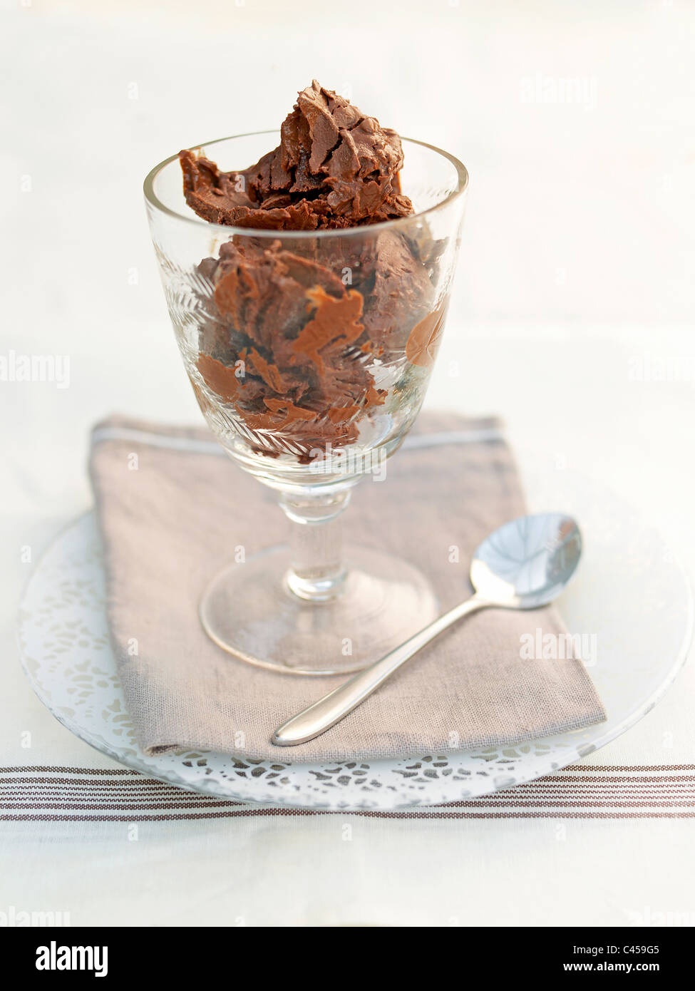 Verre de glace au yaourt au chocolat, close-up Banque D'Images