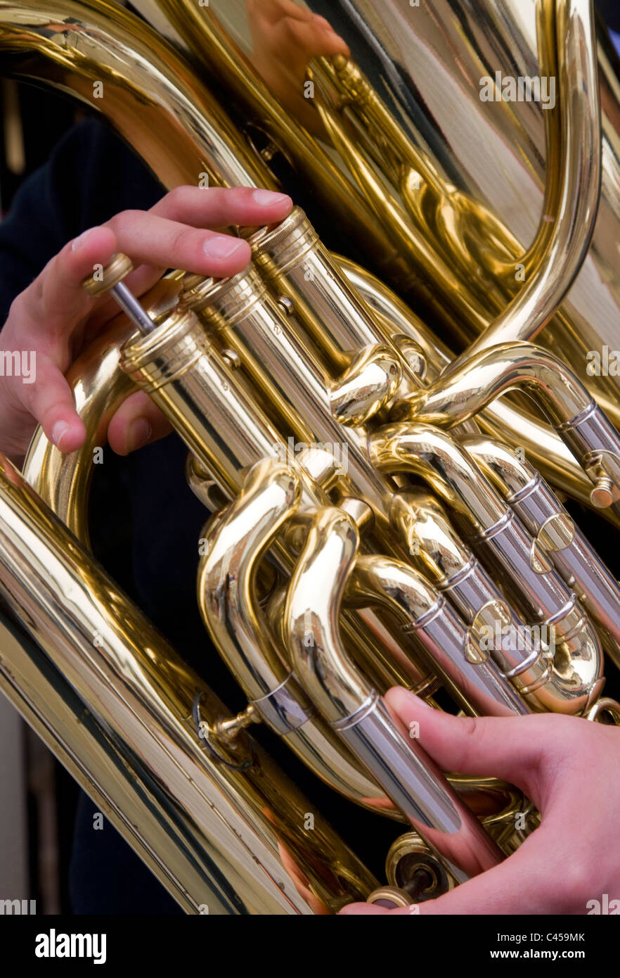 Un Tuba jouant dans Chichester, West Sussex Banque D'Images