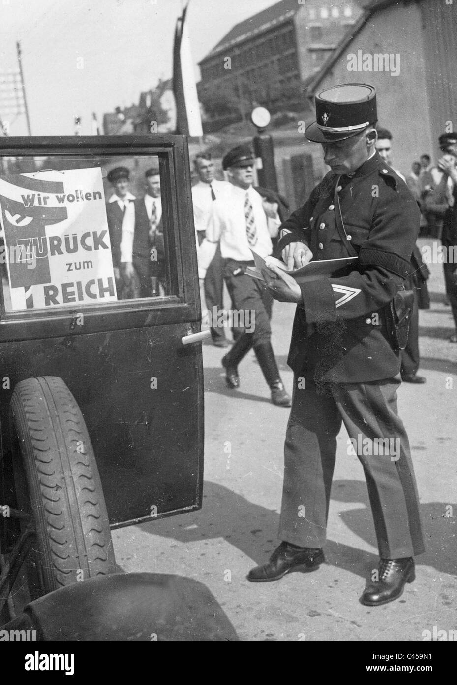 Les contrôles de la police française à la frontière de la Sarre, 1935 Banque D'Images