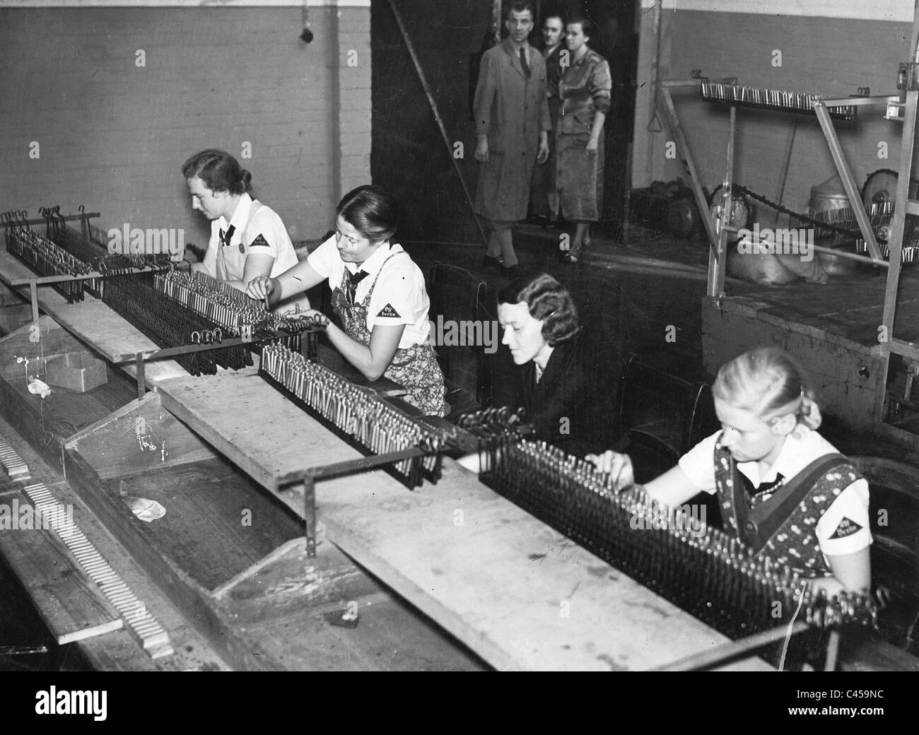 Les femmes dans l'industrie de l'armement, 1940 Banque D'Images