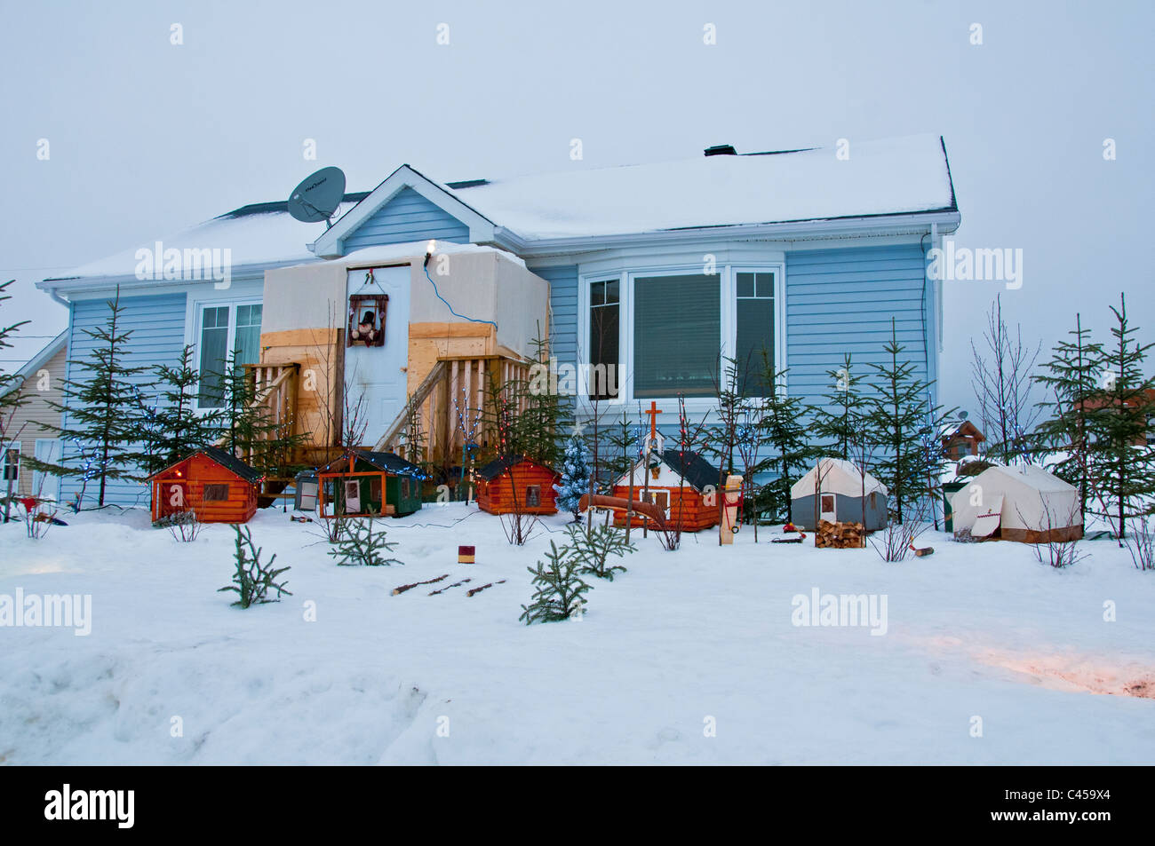 Décorations indigènes de Noël en face d'une maison, de la communauté autochtone crie de Mistissini, le Nord du Québec, Canada Banque D'Images