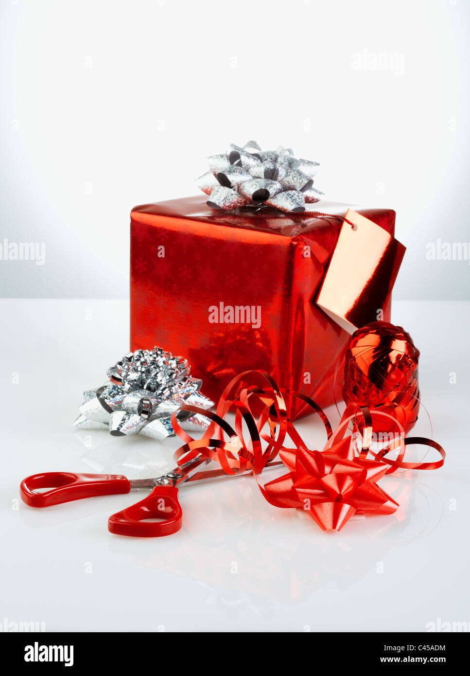 Cadeau de Noël avec des ciseaux et les rubans, close-up Banque D'Images