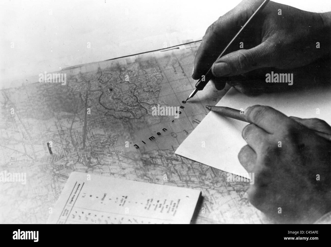 Marquage d'une carte dans un site social sur le front de l'Est, 1941 Banque D'Images