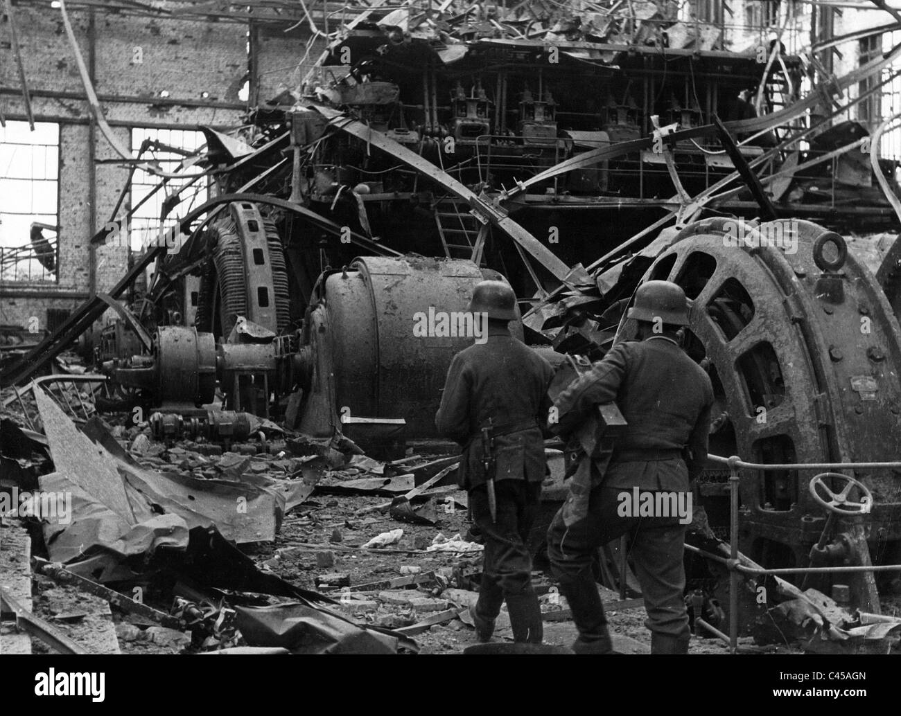 Soldats allemands dans une usine à Kharkiv, 1941 Banque D'Images