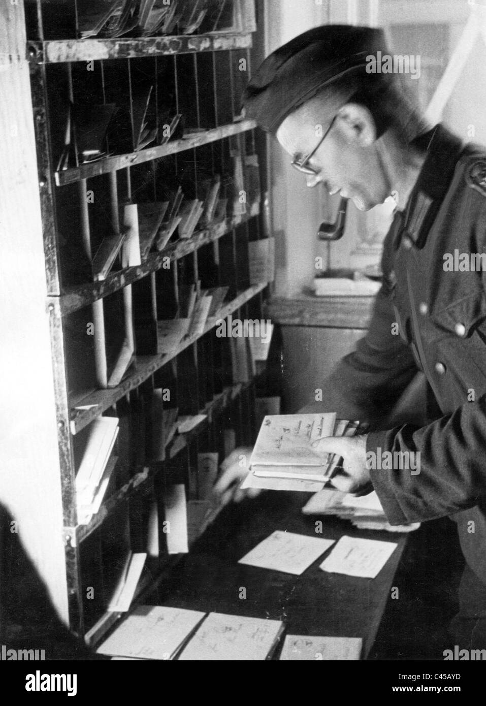 Soldat allemand nazi le tri du courrier dans un bureau de poste sur le terrain Banque D'Images