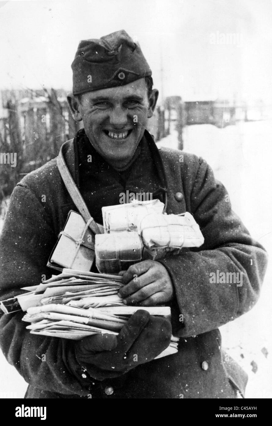Un soldat allemand nazi avec le poster sur le front de l'Est, 1941 Banque D'Images