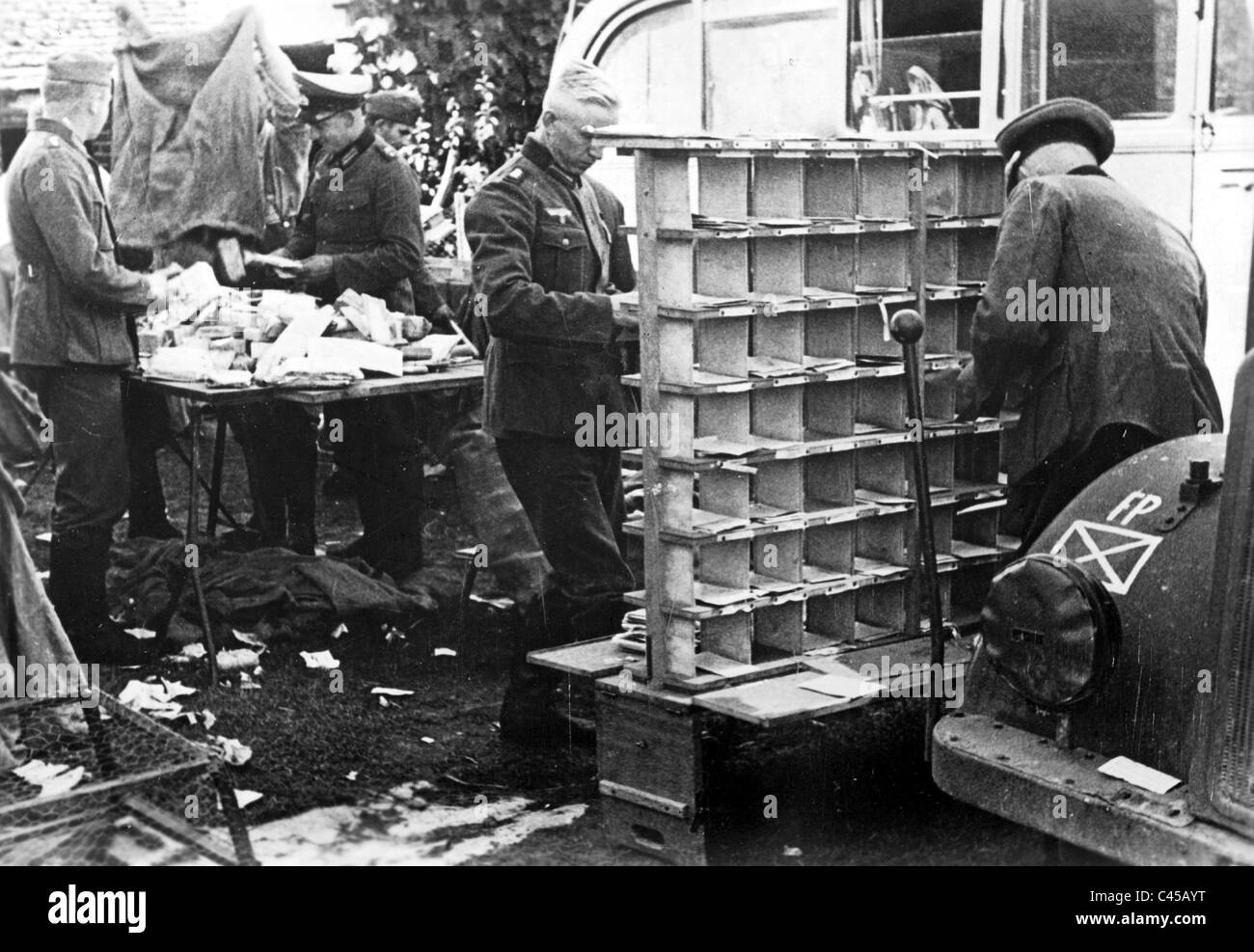 Des soldats allemands nazis champ tri post, 1940 Banque D'Images