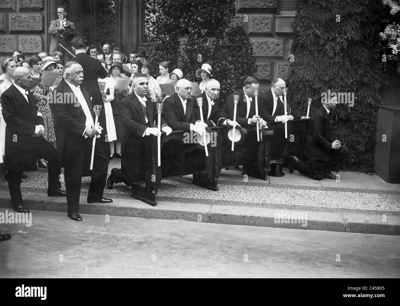 Les ministres à une procession du Corpus Christi, 1930 Banque D'Images