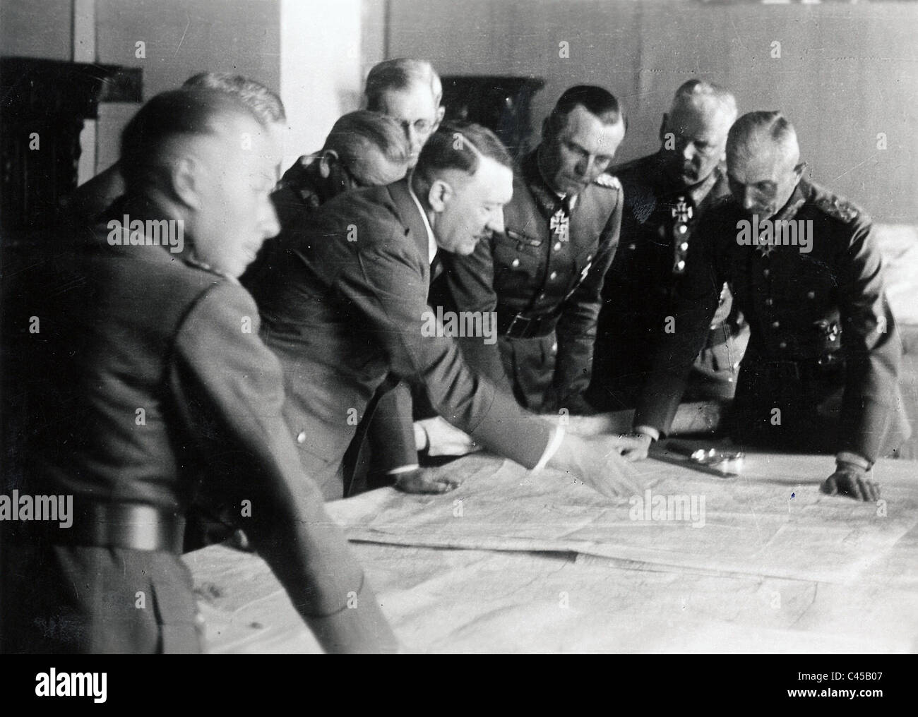 Adolf Hitler avec les généraux d'étudier des cartes, du Groupe de l'armée du Sud , 1942 Banque D'Images