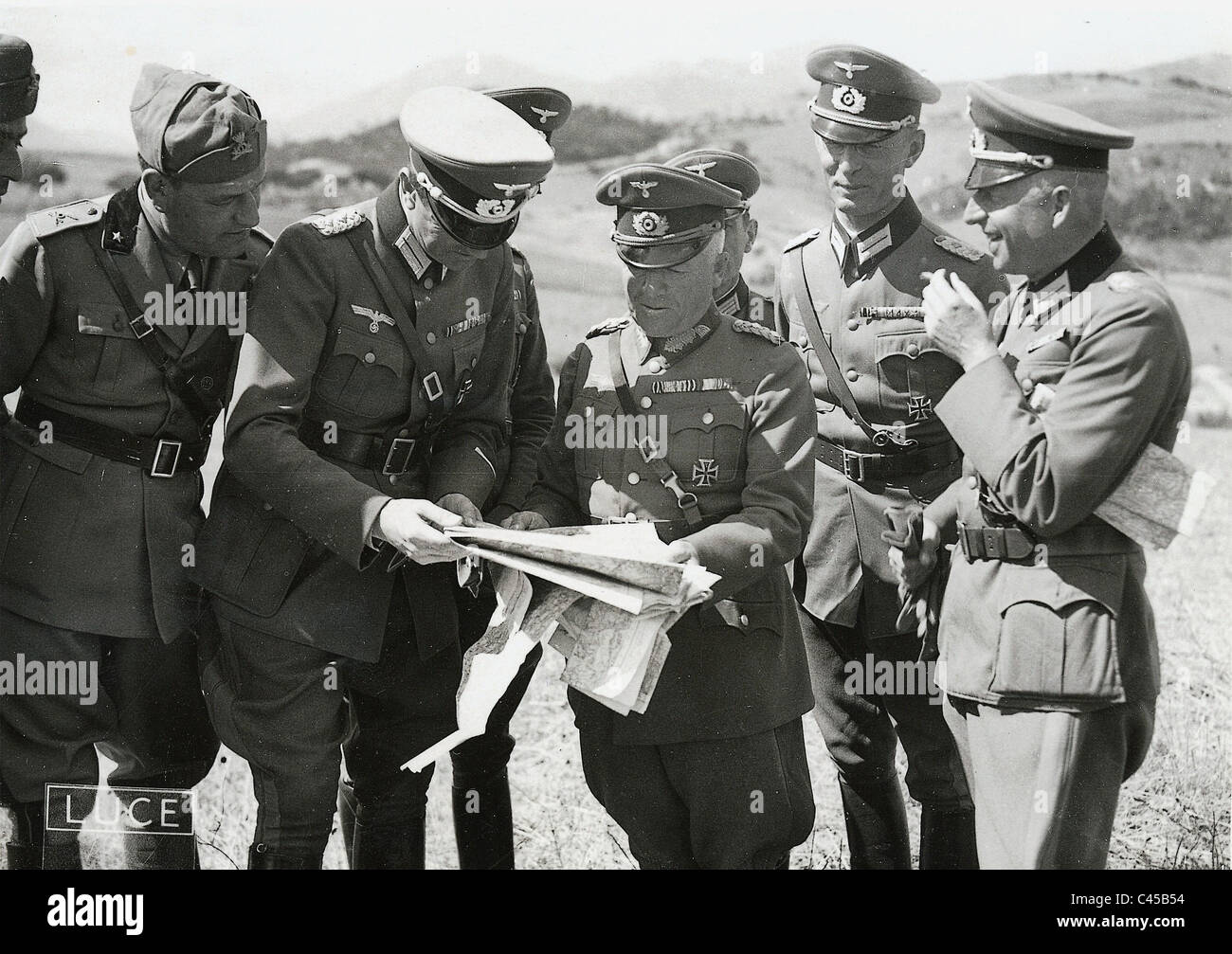 Erich von Manstein (droite) avec les autres officiers pendant une manoeuvre Banque D'Images