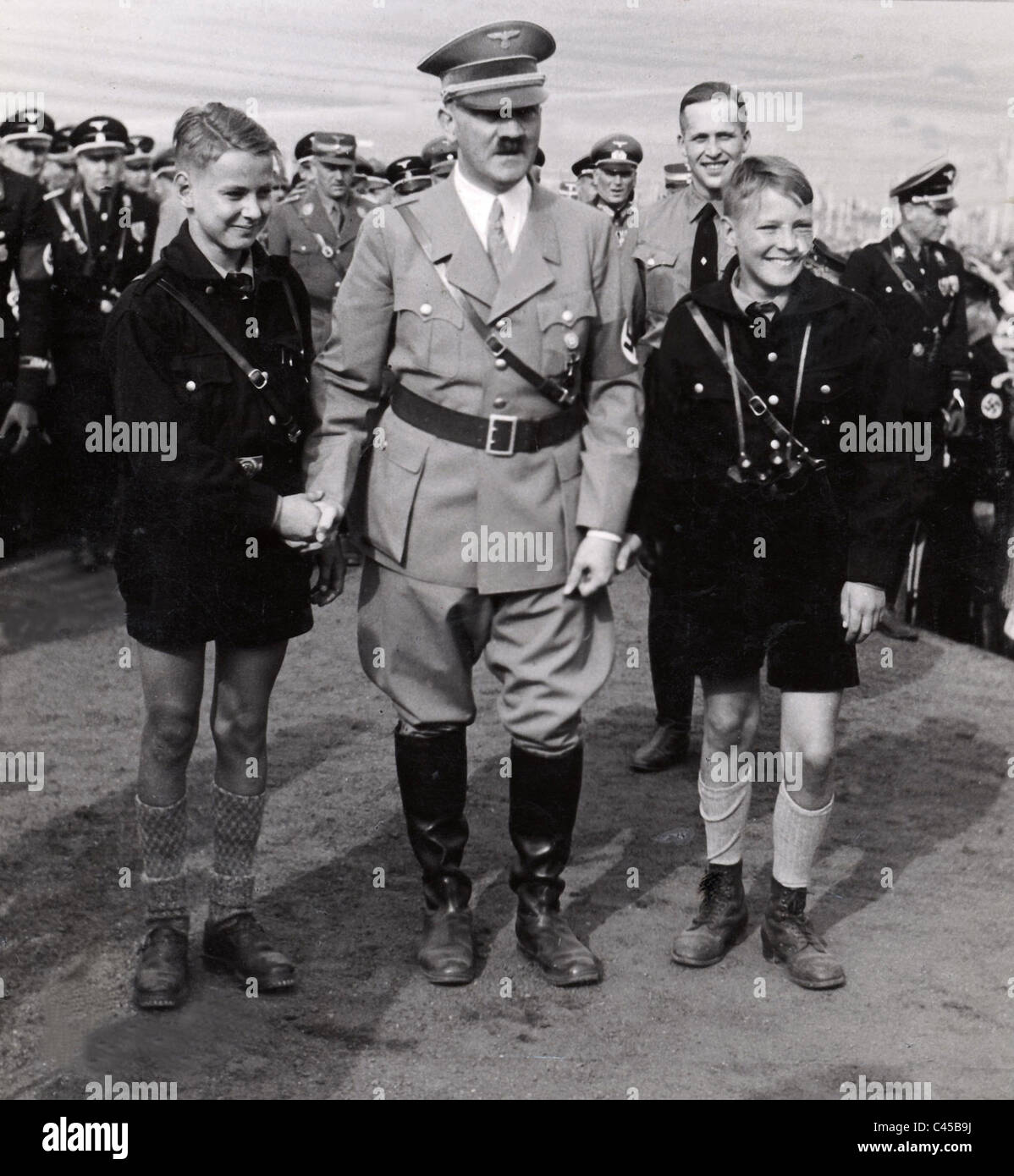 Adolf Hitler avec les membres de la jeunesse hitlérienne, 1937 Photo Stock Alamy