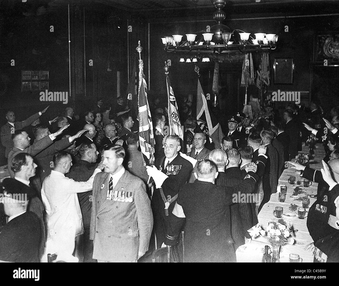 Les combattants britanniques célébrer avec le Reich NS association guerrier Banque D'Images