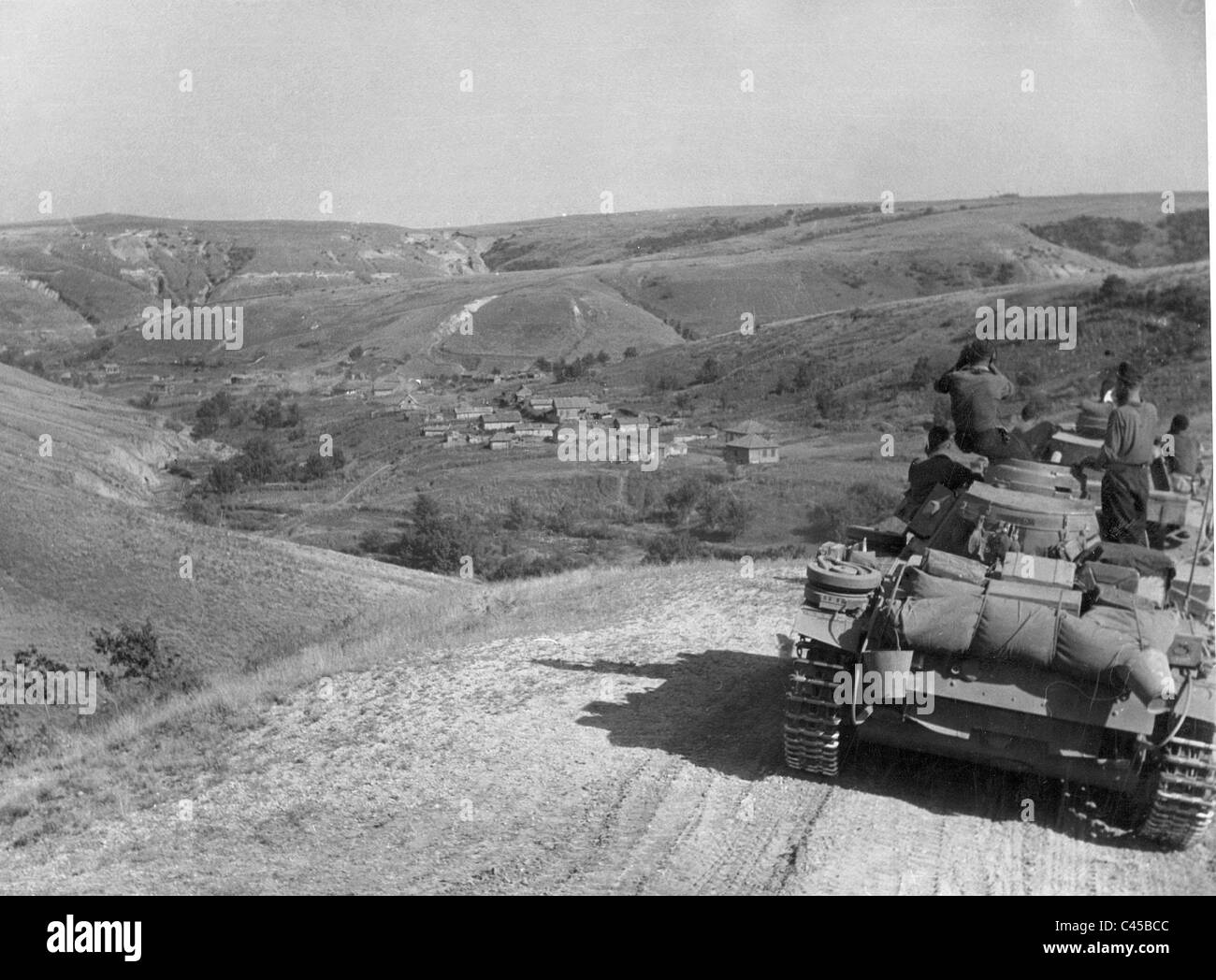 German tank Nazi passe de colonne dans le Caucase, 1942 Banque D'Images